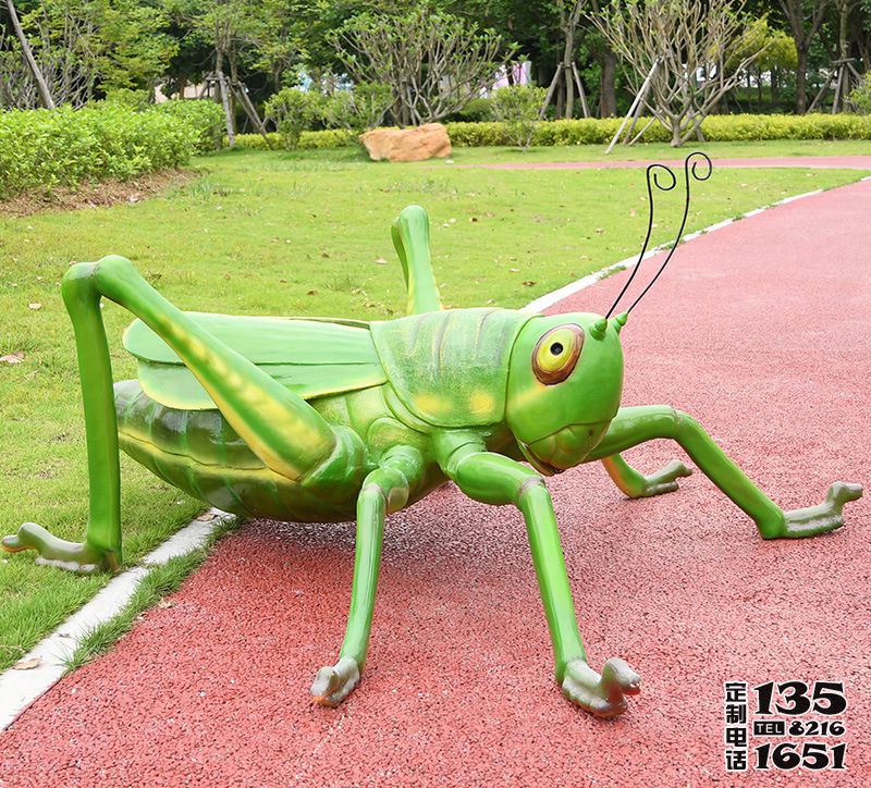 游樂(lè)場(chǎng)玻璃鋼仿真動(dòng)物蝗蟲(chóng)雕塑