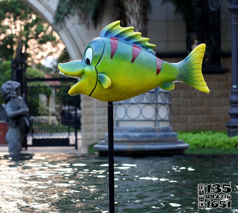 池塘一只綠色的玻璃鋼卡通魚(yú)雕塑