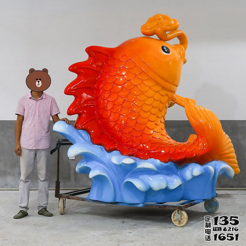 戶(hù)外景區(qū)玻璃鋼沖浪鯉魚(yú)招財(cái)景觀雕塑