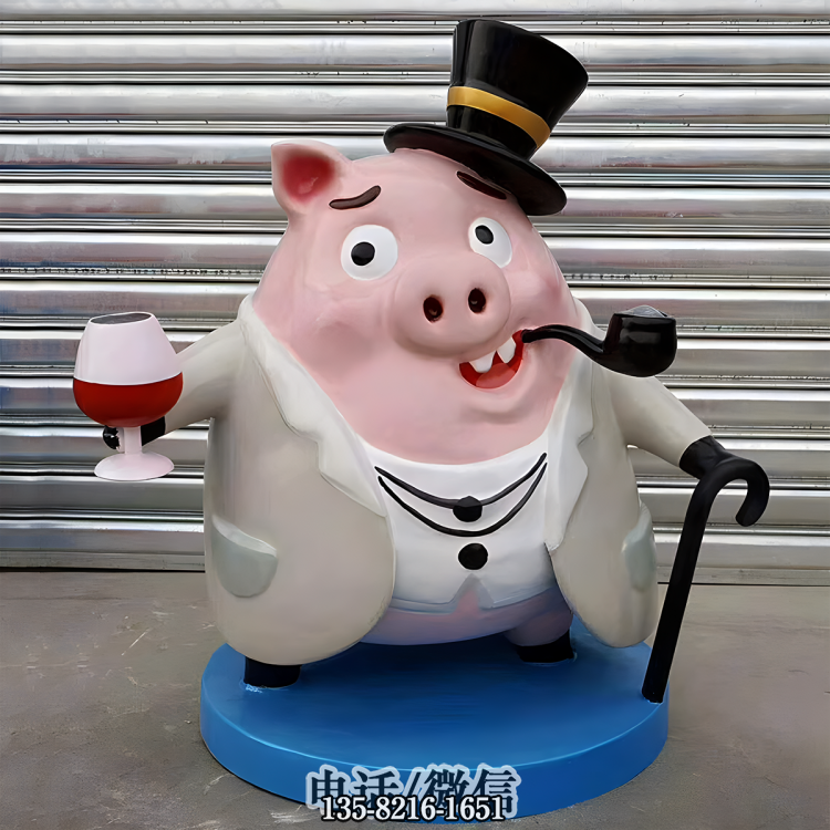 頭戴禮帽手拄拐棍、叼著煙斗拿著紅酒的卡通豬雕塑